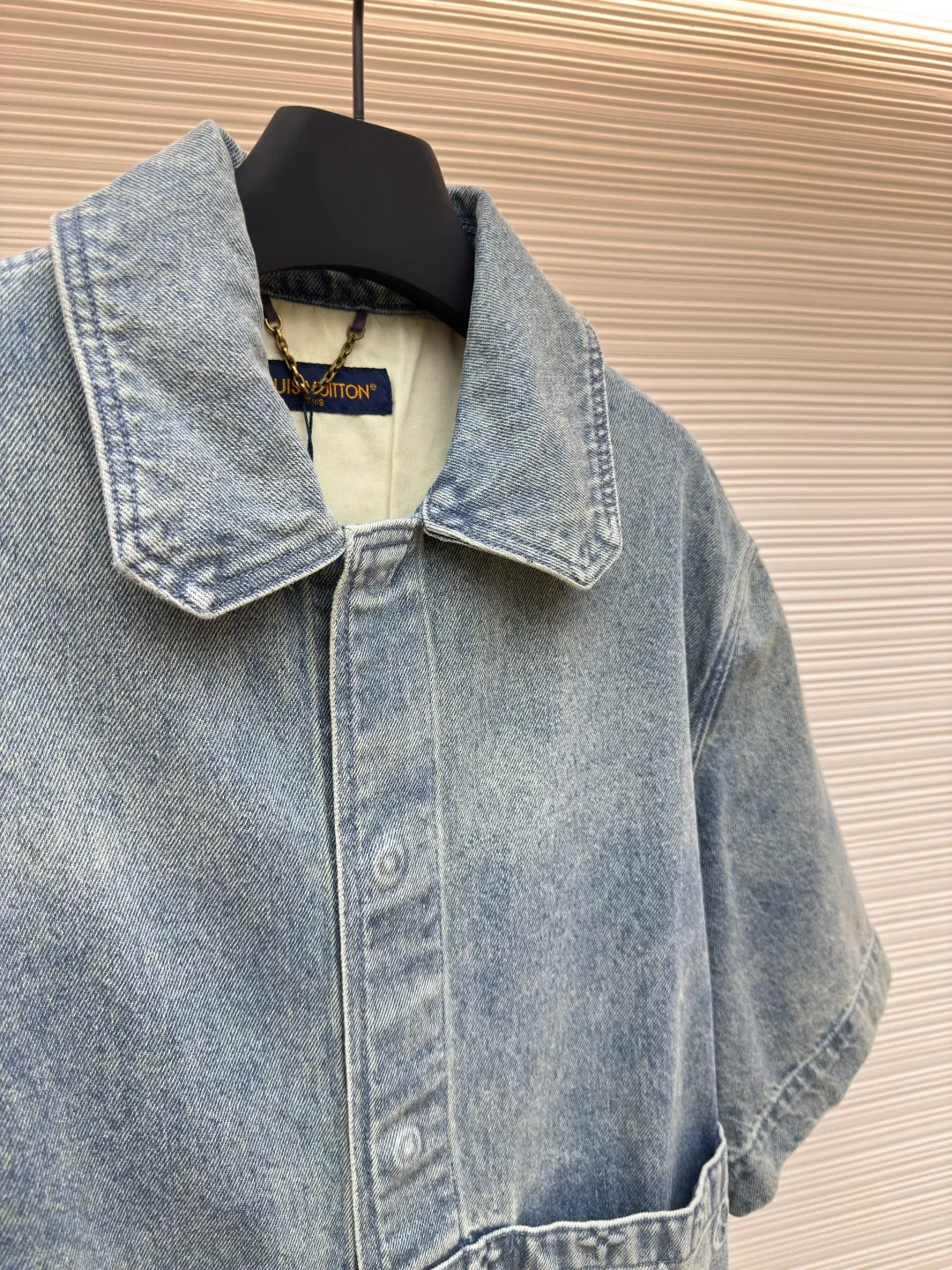 LOUIS VUITTON embossed denim jacket ●Authentic product: purchased and developed at 8599 ●Item number: 1680248-B25 ●Fabric: washed denim ●Technology: distressed washed ●Version: fitted version ●Weight: about 975g ●Size: 46-48-50-52 ●Description: embellished with classic Monogram elements. The season's sharp corner pockets are designed with zippered trouser legs to create a loose fit. The hammer fixing ring takes on the shape of an LV and is paired with a special leather tag. The overall wiring is straight and delicate, the fabric is comfortable and soft, and the color is consistent without color difference. It can be matched with the same style to create a fashionable look and control various occasions. Customized accessories, complete with three standards, same style for men and women!